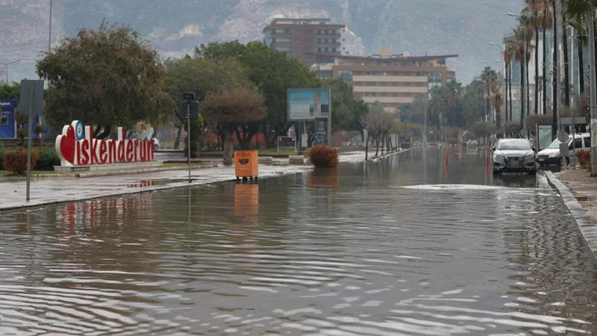 Hatayda yollar, evlər və iş yerləri su altında qalıb