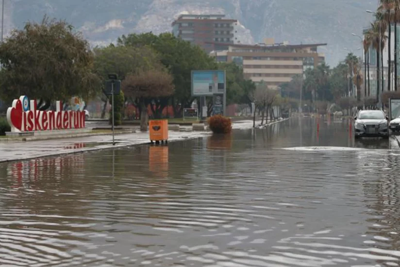 Hatayda yollar, evlər və iş yerləri su altında qalıb