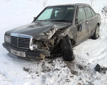 Tovuzda yolun buzlu olması səbəbindən 2 avtomobil toqquşub: 2 nəfər xəsarət alıb - FOTO