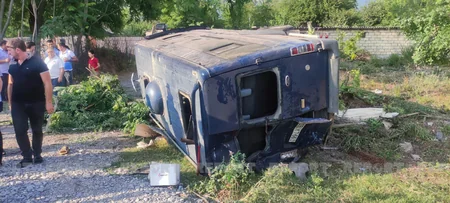 Şəkidə mikroavtobus və yük avtomobili toqquşub, yaralananlar var