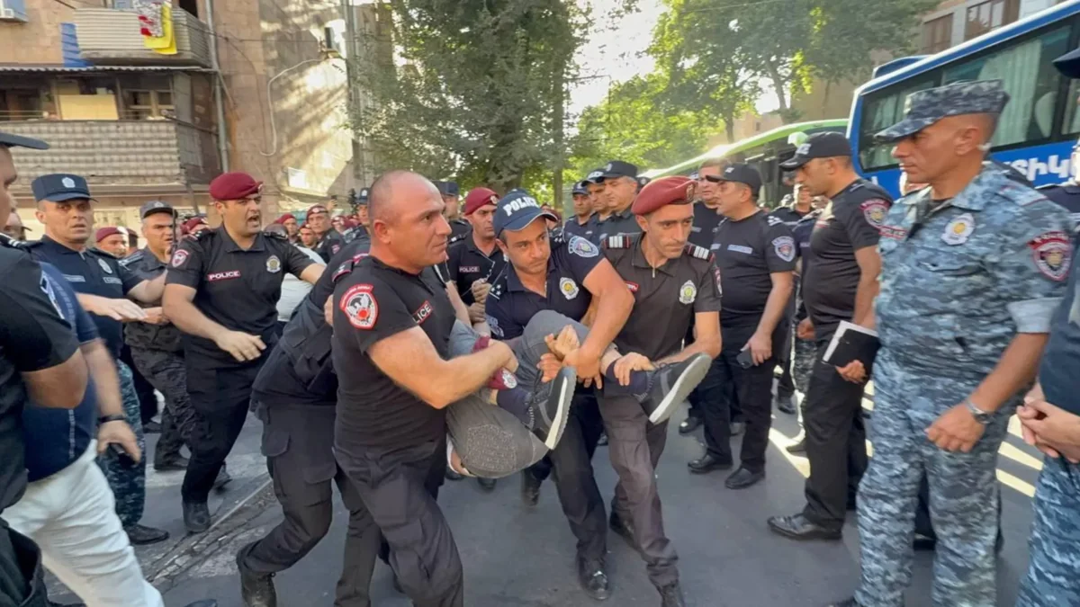Ermənistanda arxiyepiskop Mikael Acapaxyanın 20-dən çox tərəfdarı saxlanılıb