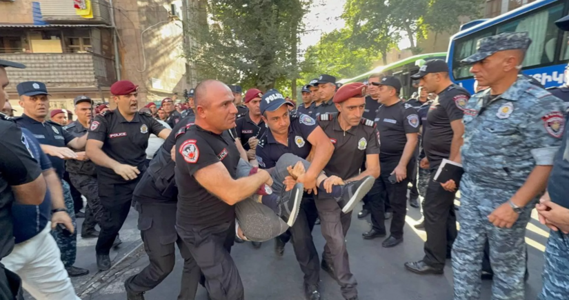 Полиция задержала у здания СК Армении десятки человек