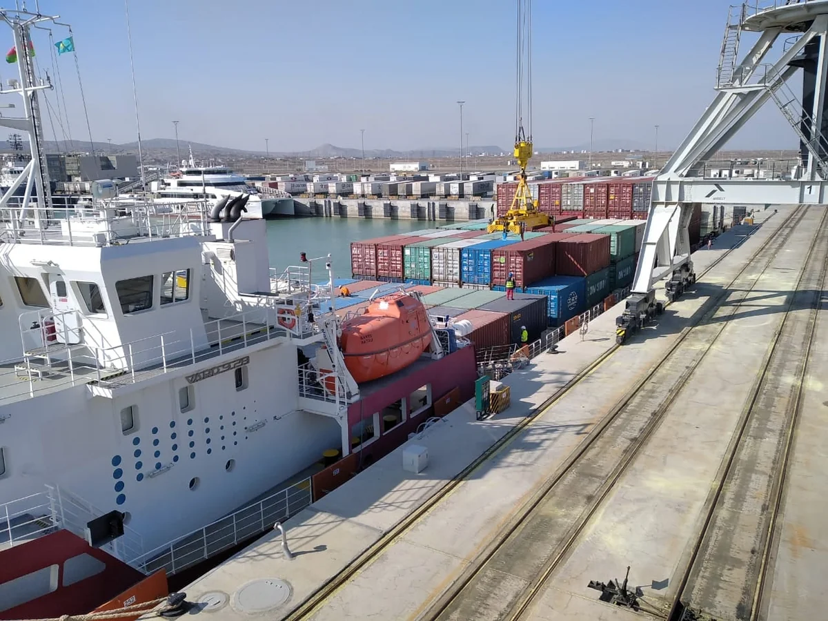 Kazakhstan’s container ship arrives in Baku Port