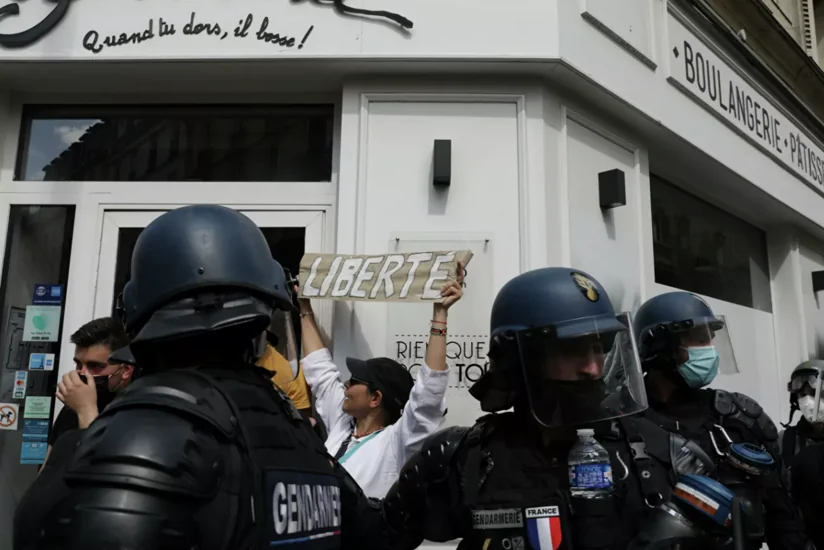 Полиция применила слезоточивый газ против демонстрантов в Ницце