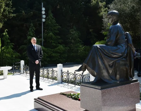 Azərbaycan Prezidenti Ümummilli Lider Heydər Əliyevin məzarını ziyarət edib