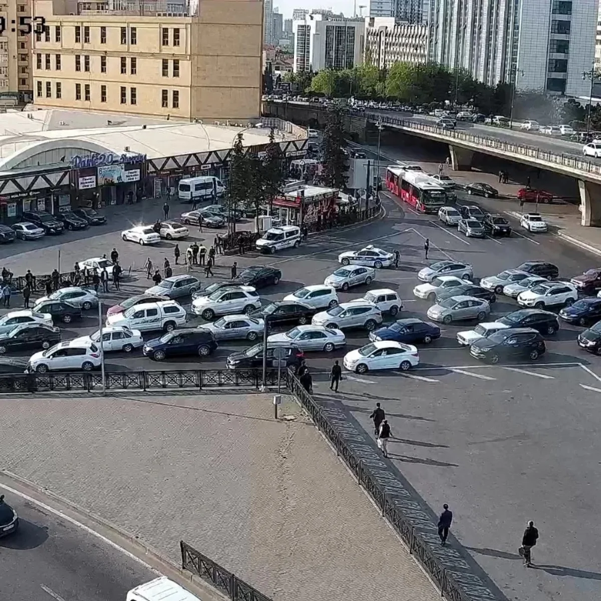 Bakının bir sıra yollarında tıxac yaranıb - SİYAHI