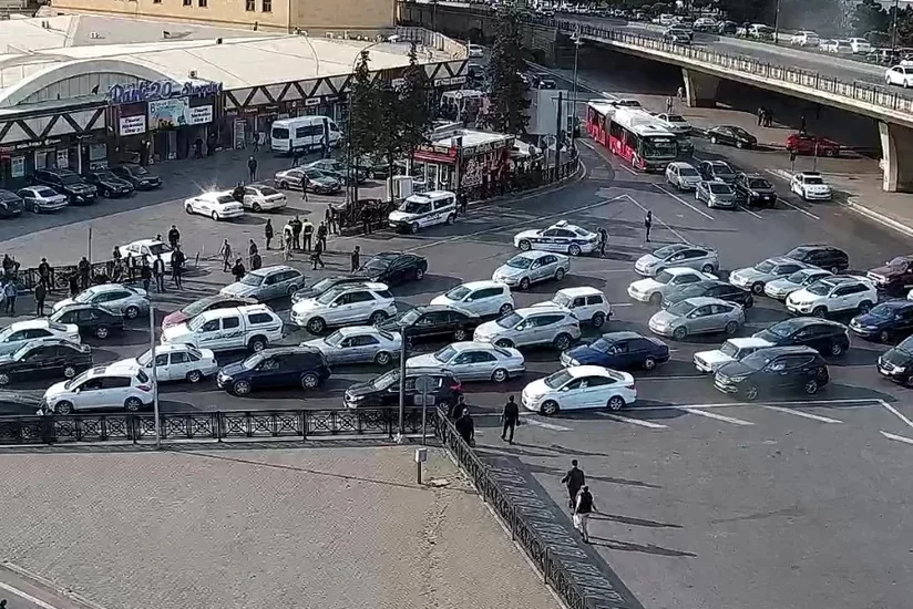 Bakının bir sıra yollarında tıxac yaranıb - SİYAHI