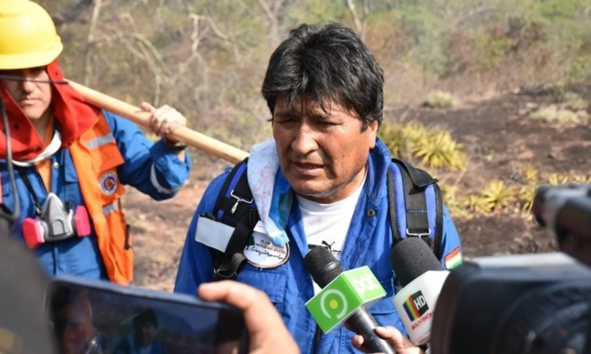 Boliviya prezidenti meşə yanğınlarının söndürülməsində iştirak edib