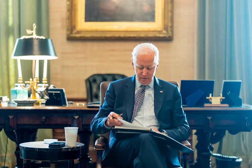 Байден: Объемы предложения нефти на мировом рынке позволяют сокращать ее закупки у Ирана