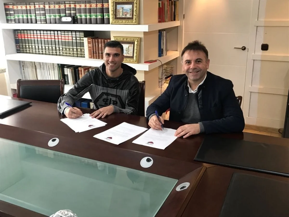 Məşhur futbolçu I Divizion klubu ilə müqavilə bağlayıb