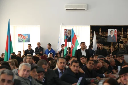 ​Deputatlığa namizəd Rövnəq Abdullayev Bakının Keşlə qəsəbəsində seçicilərlə görüşüb