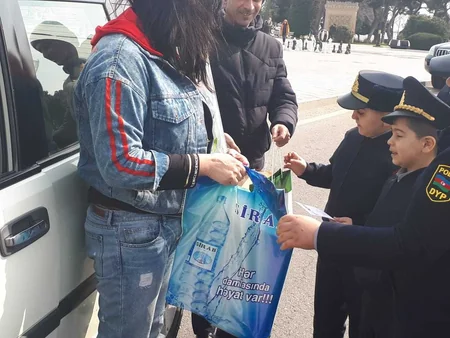 Bakıda yol polisi qadın sürücüləri təbrik edib - FOTO - VİDEO - YENİLƏNİB
