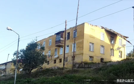Daşkəsəndə güclü külək evlərin və inzibati binaların dam örtüklərini dağıdıb - FOTO