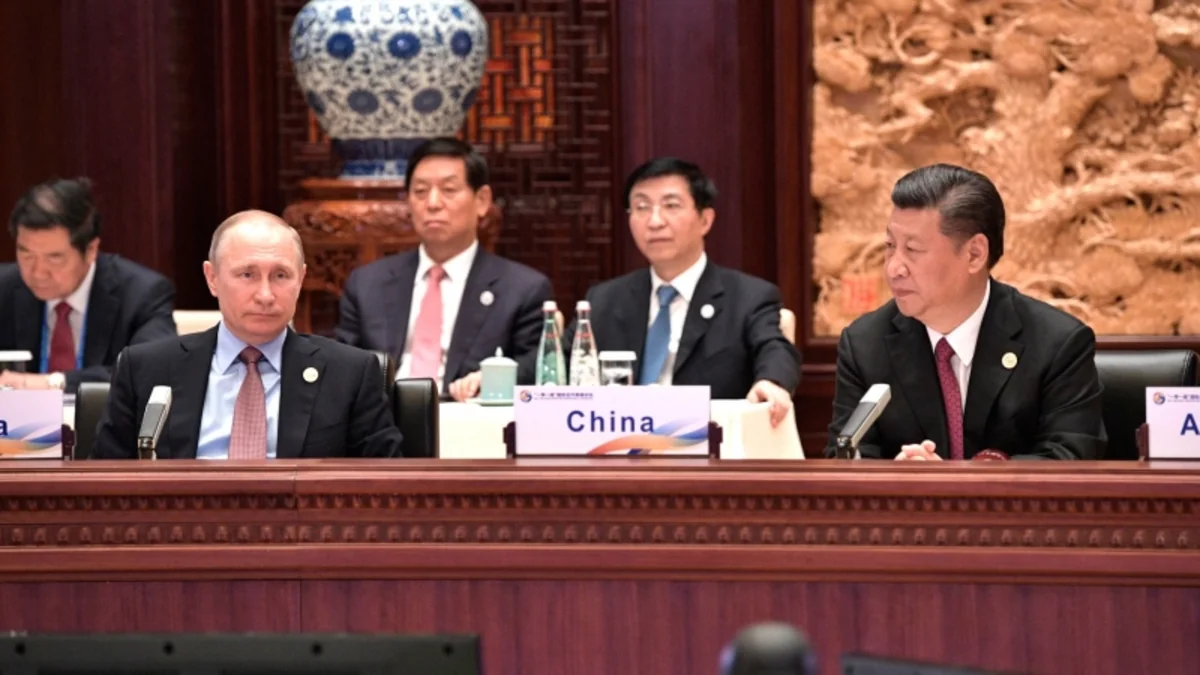 Pekin forumunda Putinin çıxışı zamanı süfrəyə çay paylanıb - VİDEO