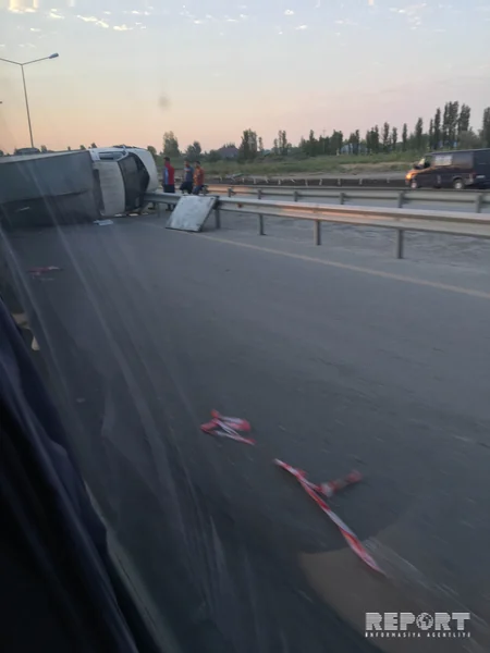 Yevlaxda qarpız daşıyan yük maşını aşaraq yolu kəsib - FOTO