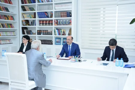 Əbülfəs Qarayev Gəncədə vətəndaşları qəbul edib