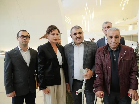 Мехрибан Алиева встретилась с военными, обеспеченными Фондом Гейдара Алиева высокотехнологичными протезами - ФОТО