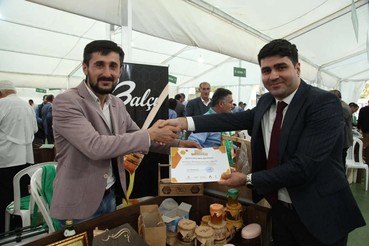 Bal yarmarkasında iştirak edən arıçılar təltif olunub
