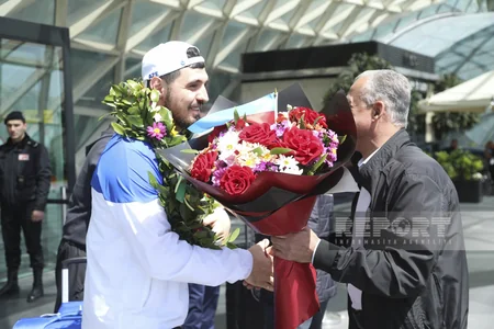 Dünya Kubokunda üç gümüş medal qazanan Azərbaycan ağırlıqqaldıranı Vətənə qayıdıb