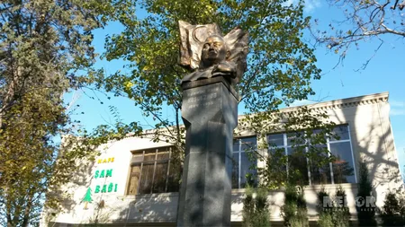 Gəncədə Məhəmməd Əmin Rəsulzadənin büstünün üzərindəki örtük götürülüb - FOTO