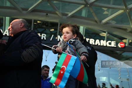 Dünya çempionatında gümüş medal qazanan Azərbaycan ağırlıqqaldıranı Vətənə qayıdıb