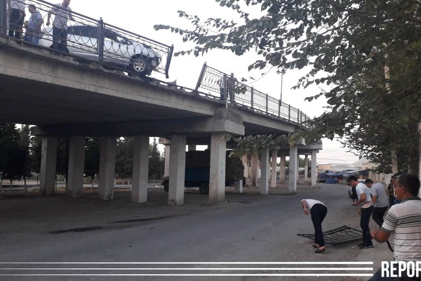Kürdəmirdə avtomobil körpünün hasarına çırpıldı