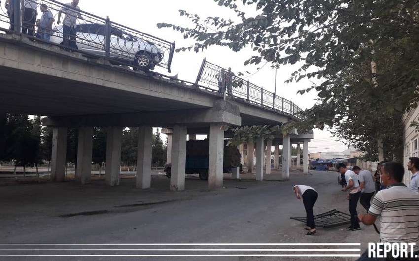 Kürdəmirdə avtomobil körpünün hasarına çırpıldı
