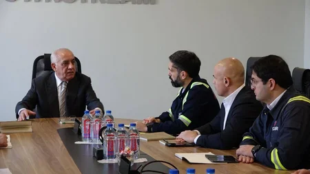 Əli Əsədov yanğın baş verən Neft Emalı Zavodunda əməliyyat müşavirəsi keçirib