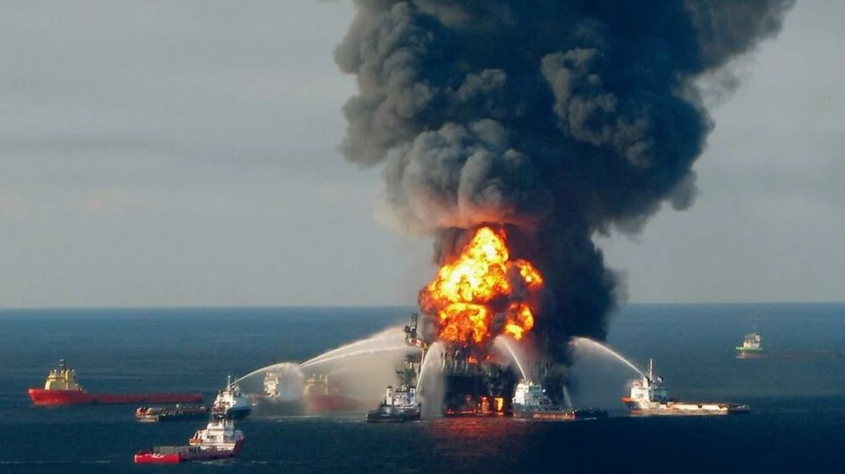 Число жертв пожара на нефтедобывающей платформе в Мексике возросло до пяти