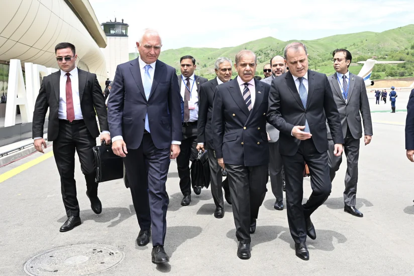 Самолет премьера Пакистана приземлился в международном аэропорту Лачына