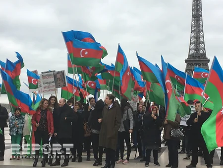 Parisdə yaşayan azərbaycanlılar Sarkisyanın Fransaya səfərinə və erməni təcavüzünə qarşı etiraz aksiyası keçiriblər - FOTO - VİDEO