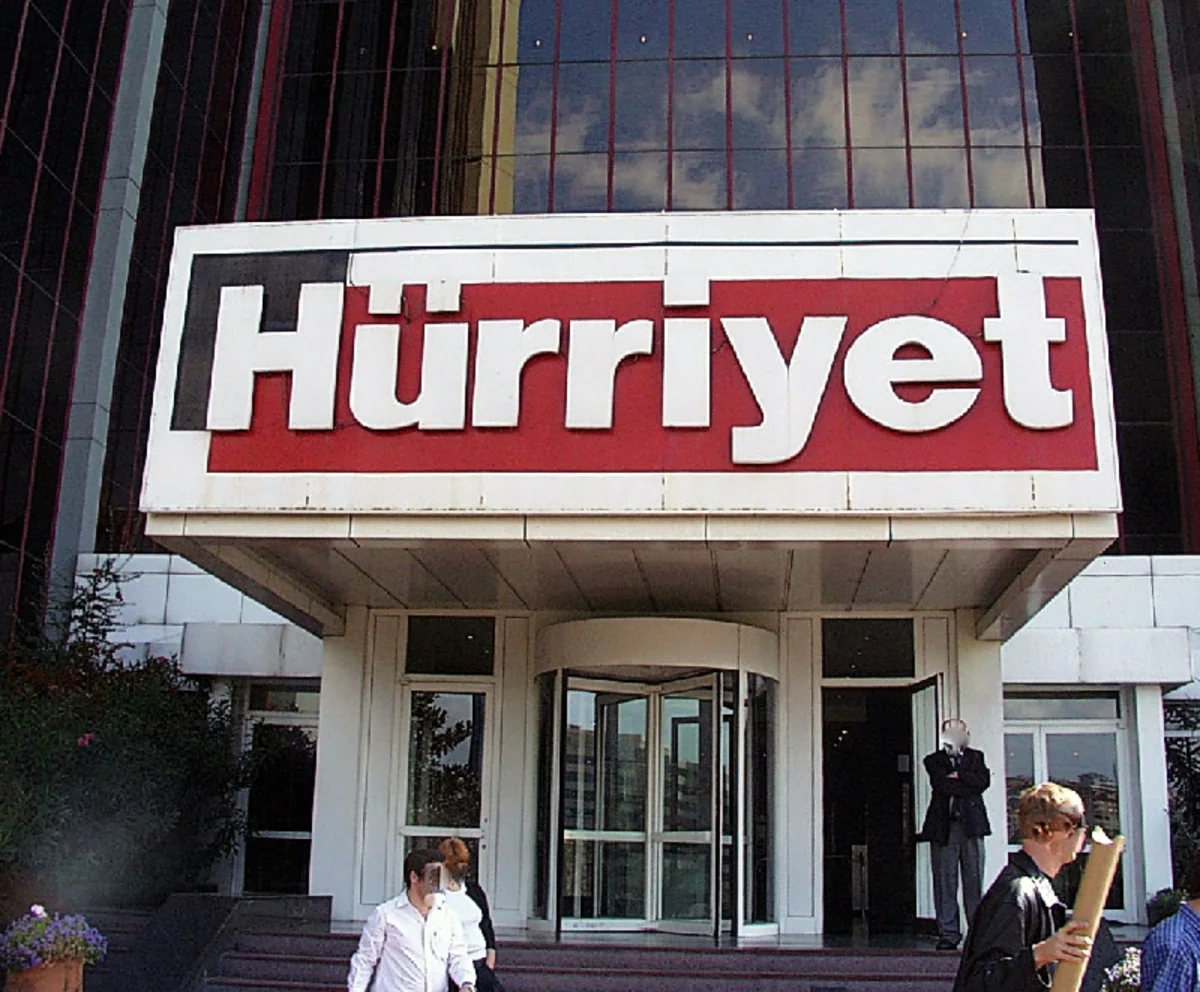 ​Офис газеты Hurriyet в Стамбуле забросали камнями