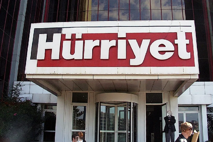 ​Офис газеты Hurriyet в Стамбуле забросали камнями