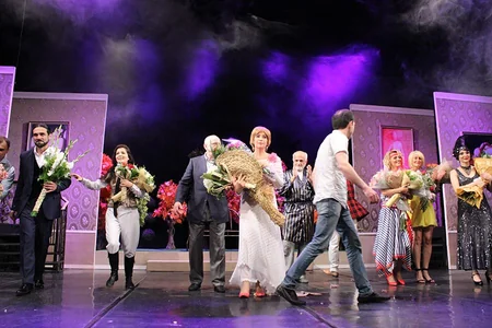 Rus Dram Teatrında Blisslər ailəsi eksentrik komediyasının premyerası olub
