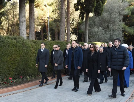 Prezident İlham Əliyev ümummilli lider Heydər Əliyevin məzarını ziyarət edib