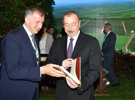 Prezident İlham Əliyev XXV Azərbaycan Beynəlxalq Qida Sənayesi və XIII Azərbaycan Beynəlxalq Kənd Təsərrüfatı sərgiləri ilə tanış olub - YENİLƏNİB