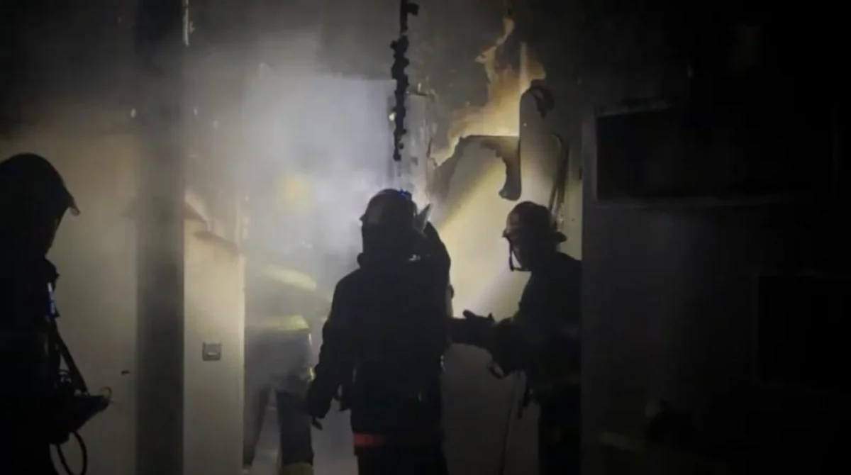 Bakıda çoxmərtəbəli yaşayış binasındakı yanğın söndürülüb - YENİLƏNİB