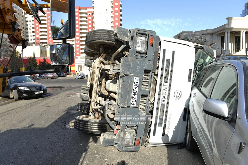Bakıda betonqarışdıran maşın aşıb - FOTO