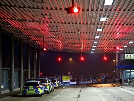 Almaniyada sürücü maşınla aeroport ərazisinə keçmək istəyib