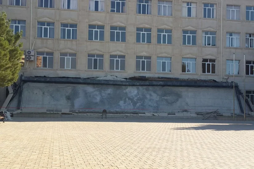 Обвалился вход основного здания Сумгайытского госуниверситета - ФОТО