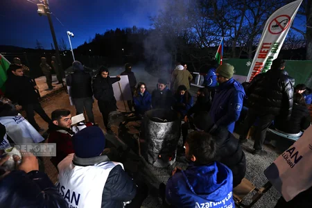 Xankəndi-Laçın yolunda keçirilən etiraz aksiyası axşam saatlarında da davam edir