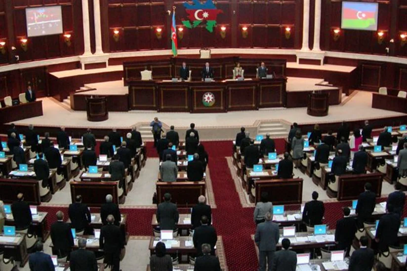 Milli Məclis qadınlara və ehtiyatda olan zabitlərə hərbi bilet verilməsi məsələsini təsdiqləyib