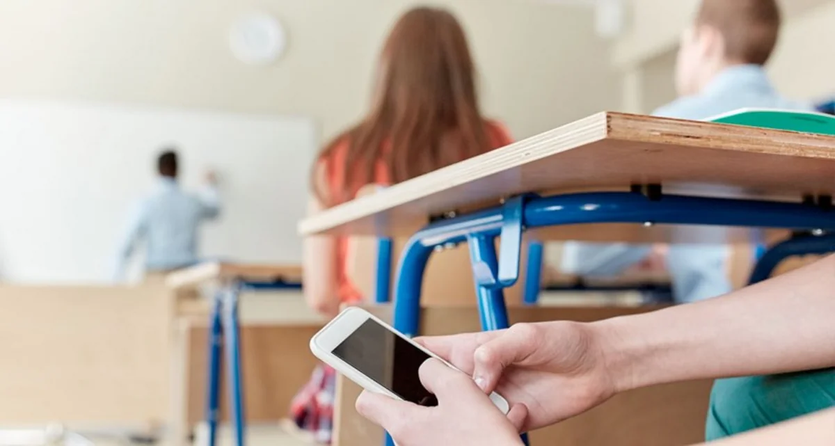 New Zealand to ban mobile phones in schools