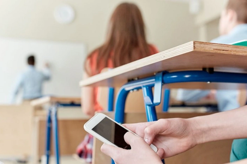 New Zealand to ban mobile phones in schools