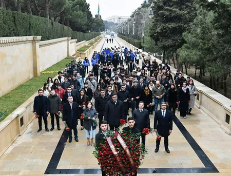 Gənclər Günü münasibətilə Fəxri Xiyaban və Şəhidlər Xiyabanı ziyarət olunub