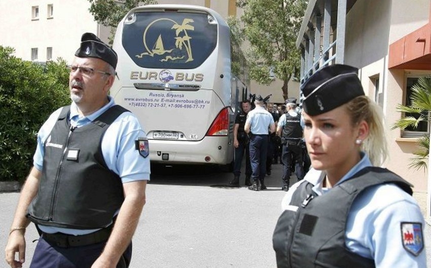 Parisdə naməlum sürücü avtomobili bara çırpıb, ölən və xəsarət alanlar var