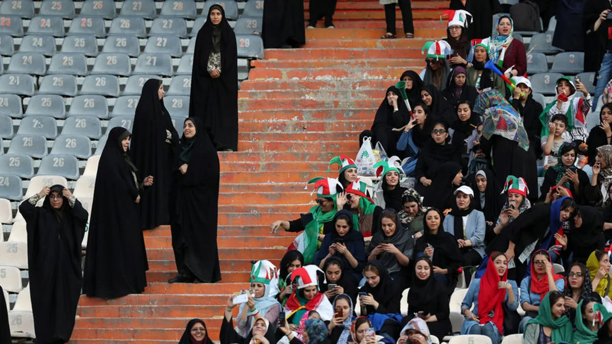 Iran arrests top actresses for removing headscarves