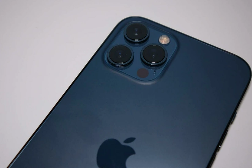 Apple to send 'jailbroken' iPhones to security program participants