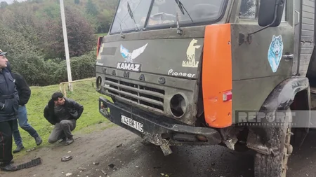 В Лянкяране КамАЗ столкнулся с легковым автомобилем, есть пострадавшие