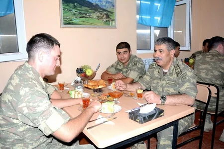 Müdafiə naziri düşmən mövqelərini müşahidə edib - VİDEO